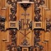 Portal i skrzydło drzwi z prezbiterium do zakrystii - w trakcie prac konserwatorskich - dofinansowano ze środków Ministra Kultury i Dziedzictwa Narodowego - październik 2019_10